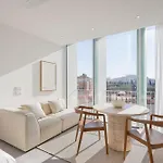 Inside Avenida أفيرو